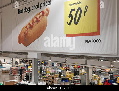 Hot dog Werbung im Self Service-/Check-out-Bereich bei Ikea in Coventry, Großbritannien, am 29. Mai 2019. Stockfoto