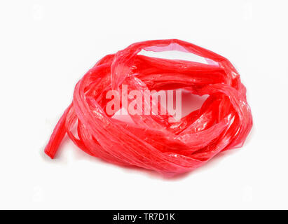 Aus rotem Kunststoff Seil in weißem Hintergrund Stockfoto