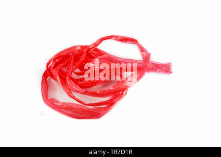 Aus rotem Kunststoff Seil in weißem Hintergrund Stockfoto