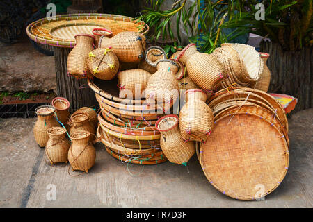 Rattan und Bambus Warenkorb Handwerk verschiedene dreschen Korb, fishtrap - Bambus weben Container in lokalen Asien Stockfoto