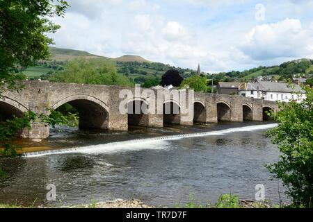 Crickhowell steinerne Brücke und Bridge End Inn mit dem Tafelberg im Hintergrund Cryg Hywel Powys Wales Cymru GROSSBRITANNIEN Stockfoto
