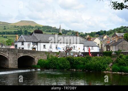 Crickhowell steinerne Brücke und Bridge End Inn mit dem Tafelberg im Hintergrund Cryg Hywel Powys Wales Cymru GROSSBRITANNIEN Stockfoto