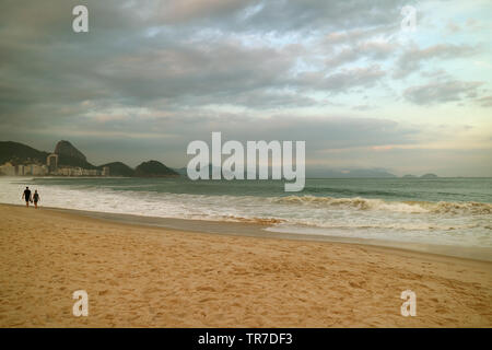 Ruhigen Abend am Strand von Copacabana in Rio de Janeiro, Brasilien, Südamerika Stockfoto