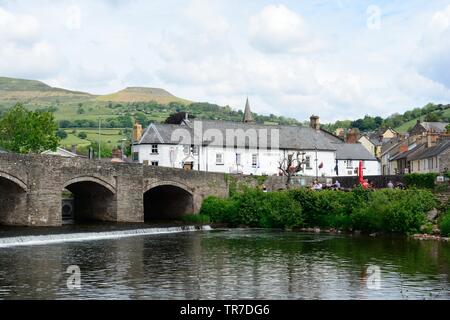 Crickhowell steinerne Brücke und Bridge End Inn mit dem Tafelberg im Hintergrund Cryg Hywel Powys Wales Cymru GROSSBRITANNIEN Stockfoto