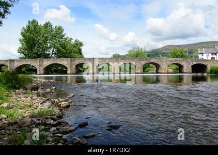 Crickhowell Brücke aus dem 18. Jahrhundert gewölbten Steinbrücke überspannt den Fluss Usk in Ckickhowell Powys die größte steinerne Brücke in Wales Stockfoto