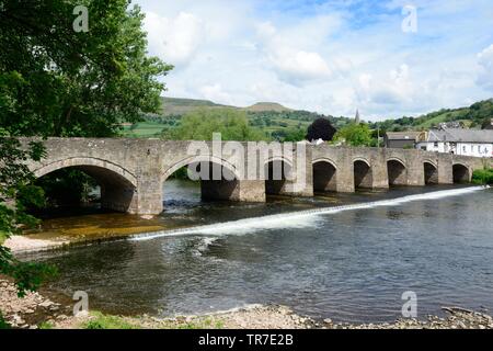 Crickhowell Brücke aus dem 18. Jahrhundert gewölbten Steinbrücke überspannt den Fluss Usk in Ckickhowell Powys die größte steinerne Brücke in Wales Stockfoto