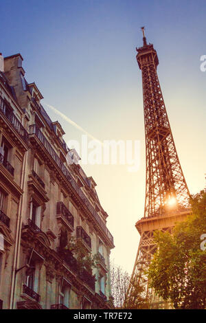 Eiffelturm aus der Rue de l'Université, Paris Stockfoto