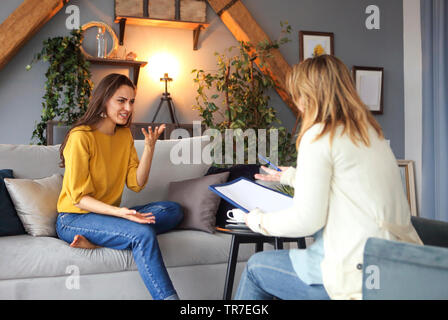 Psychologe in Sitzung mit Ihren weiblichen Patienten in ihrer privaten Praxis Stockfoto