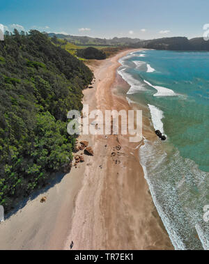 Overhead Luftbild des Hot Water Beach in Neuseeland North Island. Stockfoto