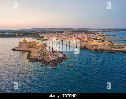 Aragonische Burg bei Nacht, Mediecal Schloss in Kalabrien - Italien. Stockfoto