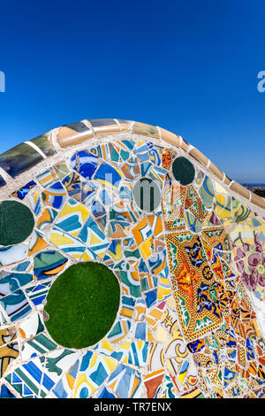 Gaudís Mosaik in der Bank im Park Güell, Barcelona, Katalonien, Spanien Stockfoto