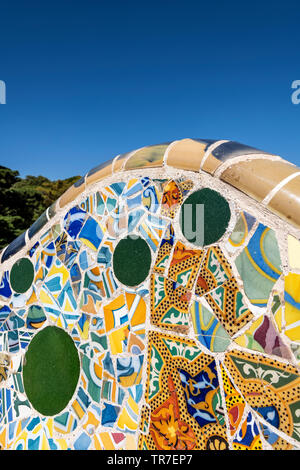 Gaudís Mosaik in der Bank im Park Güell, Barcelona, Katalonien, Spanien Stockfoto