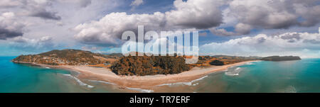 Hot Water Beach, Neuseeland. Antenne Panoramablick auf die wunderschöne Seenlandschaft bei Sonnenuntergang. Stockfoto