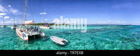 Katamarane in der Nähe von einem schönen Strand verankert, Panoramaaussicht. Stockfoto
