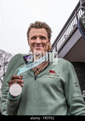 Olympisches Gold prämierten rower James Cracknell seine Cambridge v Oxford University Boat Race Siegermedaille Holding, Chiswick Bridge, London, UK Stockfoto