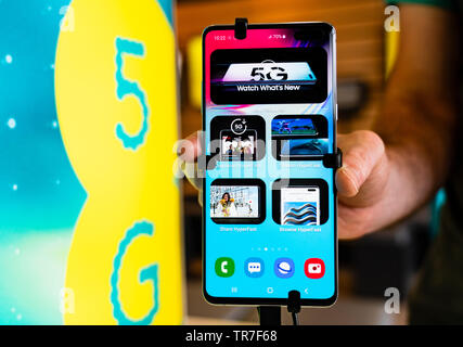 Edinburgh, Schottland, Großbritannien. 30. Mai, 2019. Handy Firma EE ist der erste britische Firma neue 5G high speed mobile phone service zu bieten. Es ist Edinburgh Store hat jetzt 5G Handsets zum Verkauf und zur Zeit können die Benutzer die high speed 5G-Netzwerk, das in einem begrenzten Gebiet im Zentrum von Edinburgh. Credit: Iain Masterton/Alamy leben Nachrichten Stockfoto