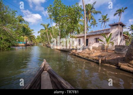 Munroe Insel, Kollam, Kerala, Indien - 26. Mai 2019: Häuser in der Nähe von stauwasser Kanäle in Munroe Insel Stockfoto