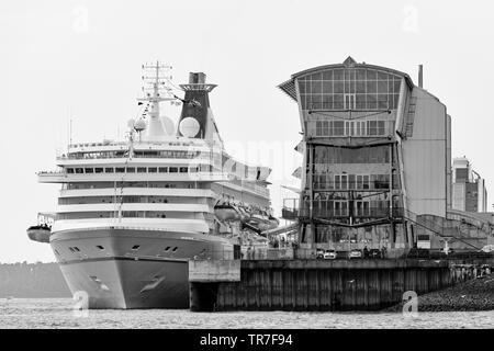 Schwarz-weiß-Porträt eines Kreuzfahrtschiffes am Hamburg Cruise Center Stockfoto