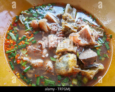 Heiß und würzig Fleisch Beef Soup Bowl Kochen im Nordosten thailand Stil lokale Stockfoto