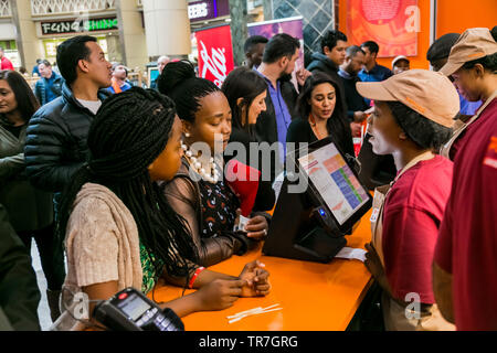 Johannesburg, Südafrika - 13. Juli 2017: Kunden in einem Popeyes nehmen Sie Fast Food Restaurant Stockfoto