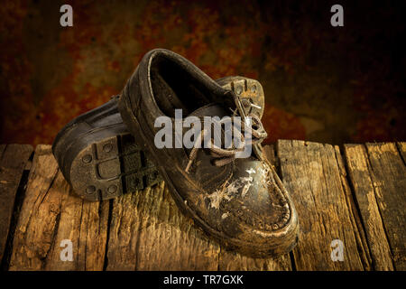 Stillleben mit schwarzem Leder Schuhe auf hölzernen Tisch Stockfoto