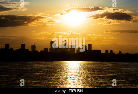 Silhouette der Stadt Warschau. Golden Sunset Stockfoto