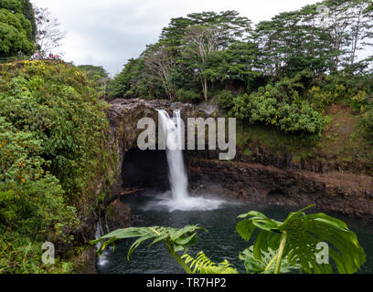 Bei Rainbow fällt in Hilo, die wailuku River stürzt in einen großen Pool unten Stockfoto