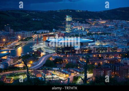 Bilbao, Spanien. Ansicht von oben bei Nacht mit Stadion San Marnes in Zentrum Stockfoto