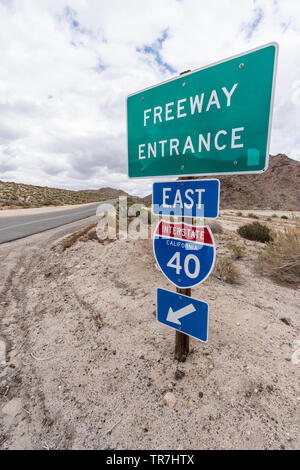 Die Interstate 40 East Freeway auf Rampe Zeichen vertikale Ansicht in der Nähe des Mojave National Preserve in Südkalifornien. Stockfoto