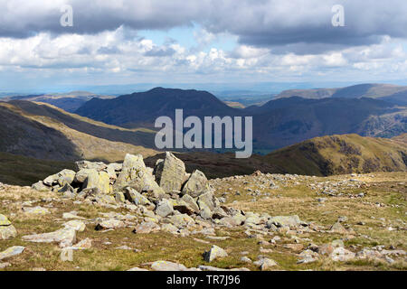 Die Aussicht nach Norden in Richtung Platz fiel und die Pennines von Dove Crag, Lake District, Cumbria, Großbritannien Stockfoto