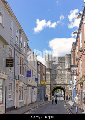 Bootham Bar, York. Ein altes Tor in die Stadt stehen am Ende einer Straße. Eine Seite ist im Schatten und ein blauer Himmel ist oben. Stockfoto