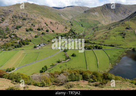 Hartsop Dorf und Brüder Wasser mit dem Blick in Richtung Brock Klippen, das Knott und graue Felsen, aus dem hartsop Oben Wie path, Lake District, Cumbria Stockfoto