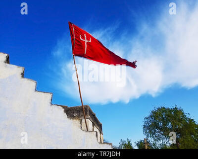 Tempel heiligen Flagge, als Kloster im Great Rann von Kutch, Gujarat, Indien Stockfoto