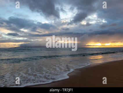 Maui Sunset am Strand in Lahaina Stockfoto