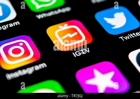 Sankt-Petersburg, Russland, 30. September 2018: Apple iPhone X mit Social Networking Service IGTV Instagram auf dem Bildschirm Smartphone-Einstellungen close-up. IGTV App Stockfoto