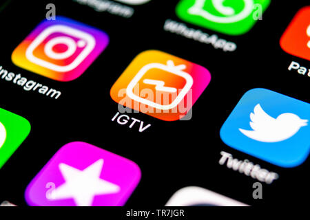 Sankt-Petersburg, Russland, 30. September 2018: Apple iPhone X mit Social Networking Service IGTV Instagram auf dem Bildschirm Smartphone-Einstellungen close-up. IGTV App Stockfoto