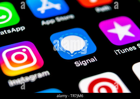 Sankt-Petersburg, Russland, 30. September 2018: Signal messenger Symbol auf Apple iPhone X Bildschirm des Smartphones. Signal messenger App ico Stockfoto