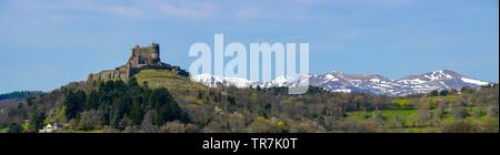 Burg Murol, im 12. Jahrhundert mit Blick auf das Dorf Murol mit herrlicher Aussicht auf die Bergkette des Massiv Central Stockfoto