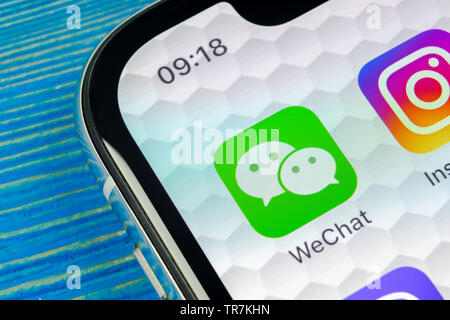 Sankt-Petersburg, Russland, 20. Juni 2018: Wechat messenger Symbol auf Apple iPhone X Bildschirm des Smartphones. Wechat messenger Symbol der App. So Stockfoto