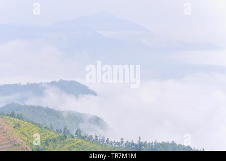 Blick auf Meer und Berge im Nebel am Morgen in Bundipur Dorf, Nepal Stockfoto