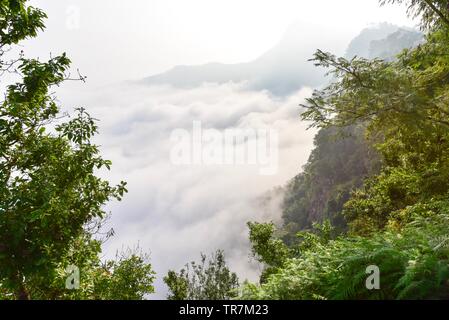 Nebeliger Morgen in der Nähe von Bundipur Village, einem Bergdorf in Nepal Stockfoto