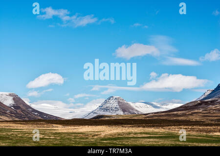 Das schöne Tal und die Berge dahinter Grafarkirkja bei Gröf (in der Nähe von Hofsós im North Island) im frühen Frühjahr Stockfoto