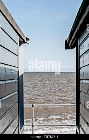 Southwold (Suffolk, Großbritannien): Alte und neue Strand Hütten nebeneinander; Reihe von Strandhütten in Southwold Stockfoto