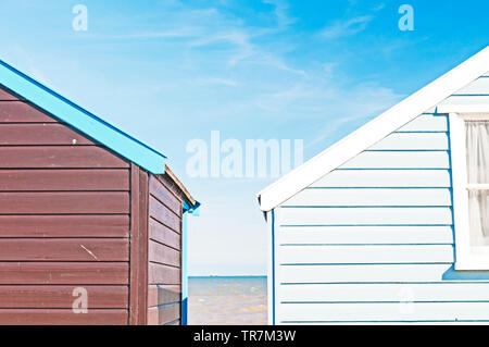 Southwold (Suffolk, Großbritannien): Alte und neue Strand Hütten nebeneinander; Reihe von Strandhütten in Southwold Stockfoto