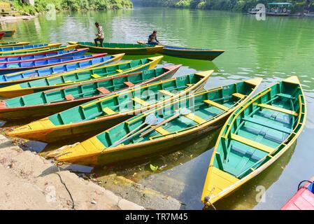 Bootssteg mit bunten touristischen Boote am Phewa See Stockfoto