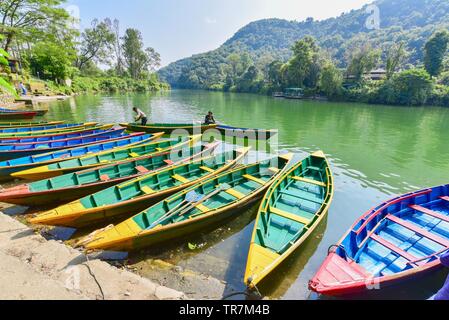 Bunte Boote für Touristen am Phewa See in Pokhara Stockfoto