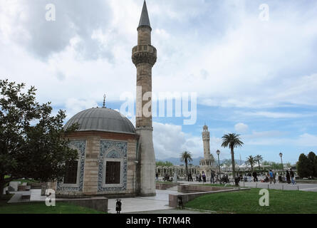 Izmir, Türkei - 19 April, 2012: Alte Moschee und Uhrturm auf dem zentralen Konak Platz in Izmir, Türkei. Stockfoto