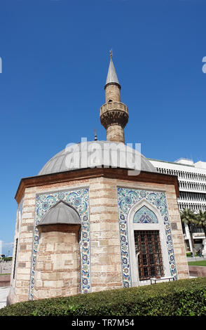 Izmir, Türkei - 22 April 2012: Alte kleine Moschee (Konak Camii) auf dem zentralen Konak Platz in Izmir, Türkei. Stockfoto