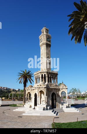 Izmir, Türkei - 22 April 2012: Der Uhrturm (Saat Kulesi) auf Konak Square im Zentrum von Izmir an einem sonnigen Morgen, Türkei. Stockfoto
