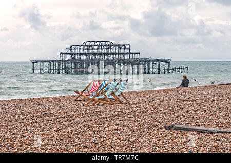 Brighton (England): Liegestühle am Strand, Liegestühle am Strand in Brighton Stockfoto